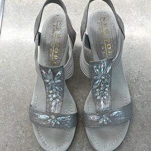 Special occasion wedge sandal Platinum like new Comfortable stretch sides Size 8